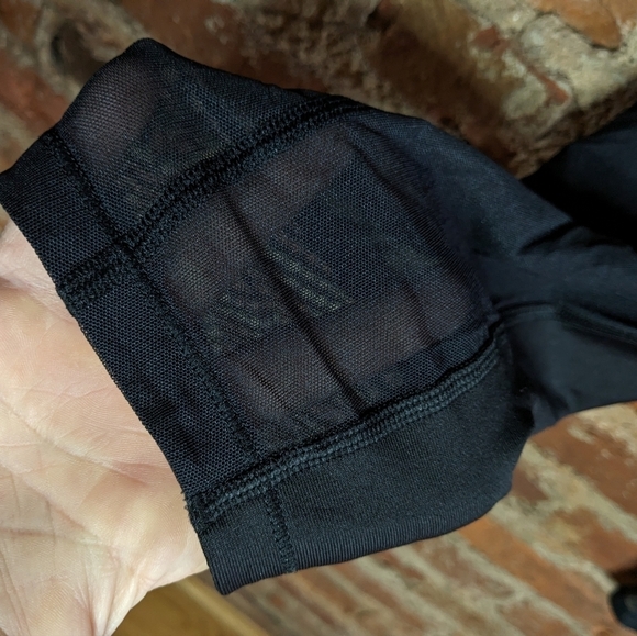 Under Armour Medium Black HEATGEAR Compression Capri Leggings w/‎ Mesh Panels - Picture 4 of 7